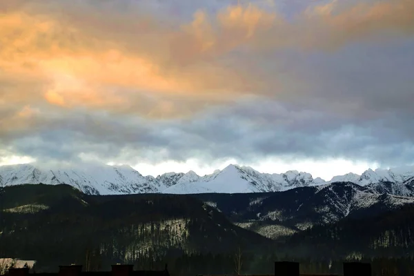    Dağ manzarası. Zakopane Tatras görünümünü. Şubat kış güneşli gün                            