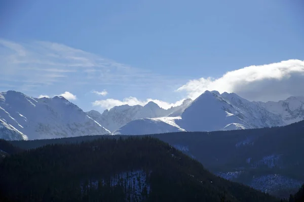      Dağ manzarası. Zakopane Tatras görünümünü. Şubat kış güneşli gün                          