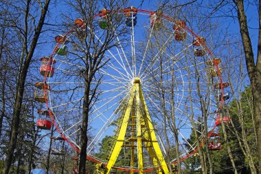         Bir şehir parkında dönme dolabı. Yaz sezonunun arifesinde eğlence mekanlarına açılmadan önce. Bahar. Nisan. Park Chelyuskintsev Minsk içinde                       
