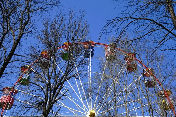         Bir şehir parkında dönme dolabı. Yaz sezonunun arifesinde eğlence mekanlarına açılmadan önce. Bahar. Nisan. Park Chelyuskintsev Minsk içinde                       