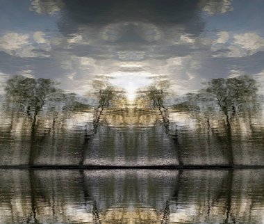 Simetri yansımaları. Parkta nehrin üzerinde gün batımı. Gökyüzü ve bulutlar, ışığın parıltısı.