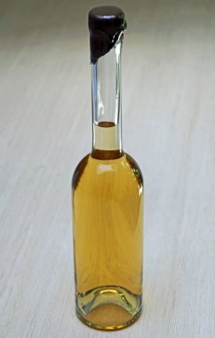    Rustik Calvados ile Beyaz şeffaf şişe. Cam arkasındaki distorsiyon.                            