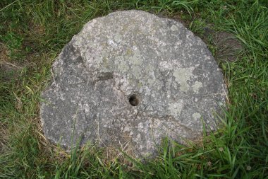 Taş değirmen taşı. Geçmişin araçları. Granit. Geçmiş yüzyılların ev eşyaları. Hikaye.