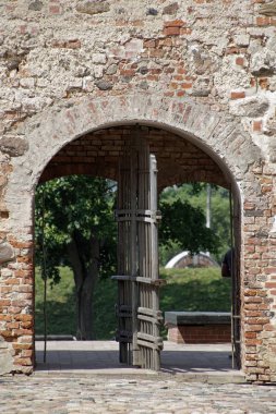        Kaleye açılan kapı. Mir şehrinde kale kompleksi. Tuğla ve duvar.                       