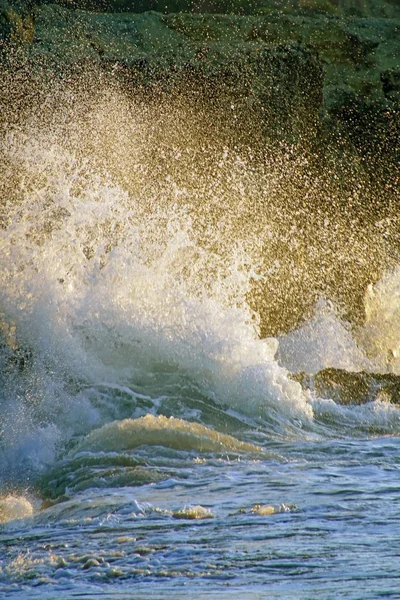 Oceano Ondas Surf Quebram Falésias Costeiras Fontes Salpicos Água Luz — Fotografia de Stock