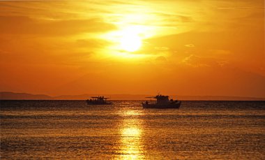        Eylülde akşam. Gün batımı. Ufukta gemi silueti görünüyor. Güzel manzara. Yunanistan Sithonia Ege Denizi. Skyline. Ufuk. Gökyüzü bulutları. Batan güneş                        