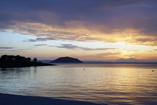 Horizontal Shot Empty Beach Evening Sunset Silhouettes Coastline Sea Bright — Stock Photo, Image