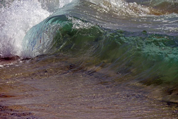 Волны Краю Серфинга Океане Происходит Ускорение Возврат Движения Спрей Пена — стоковое фото
