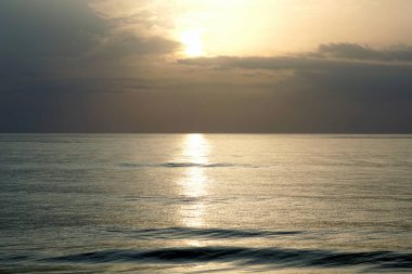          Atlantik üzerinde gün doğumu. - Günaydın. Sörf dalgaları. Taze esinti güzel bulutlar parlak turuncu ışık. Yatay deniz manzarası.                       