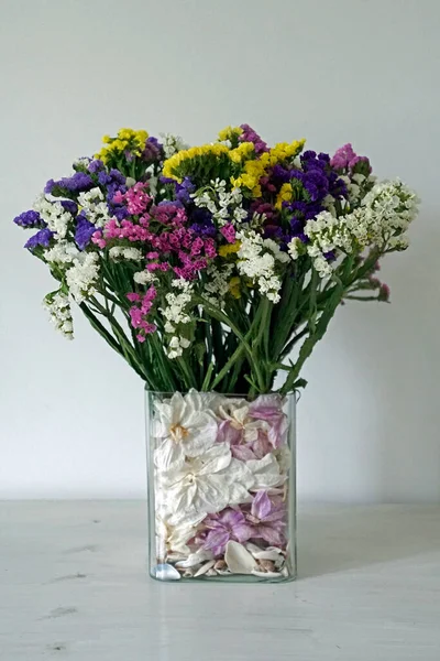 Transparent Glass Vase Flowers White Background Vertical Shot Dry Fresh — Stock Photo, Image