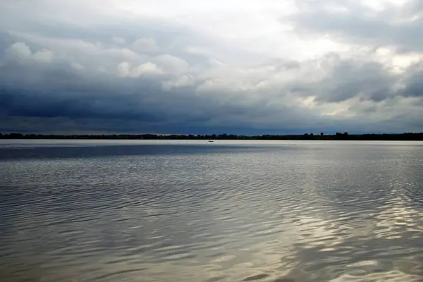 Dia Nublado Lago Lepel Nuvens Chuva Escura Reflexão Sobre Superfície — Fotografia de Stock