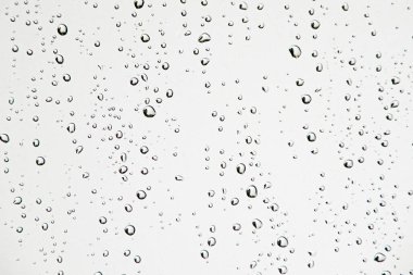 Pencere camına yağmur damlaları. İlginç bir doku.                               