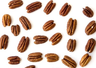 Ham doğal organik Pecans fındık dağınık izole üzerinde beyaz arka plan üst görüntülemek yaşam doğal ışık seçici odak için sağlıklı gıda