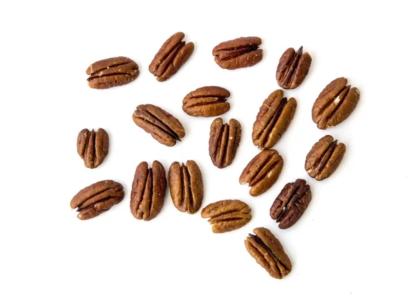 Ham doğal organik Pecans fındık dağınık izole üzerinde beyaz arka plan üst görüntülemek yaşam doğal ışık seçici odak için sağlıklı gıda