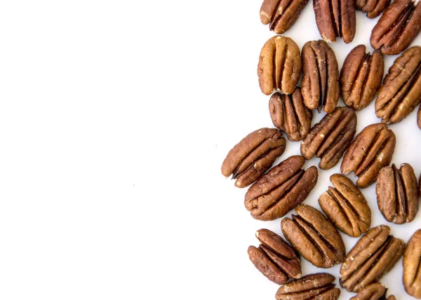 Ham doğal organik Pecans fındık dağınık izole üzerinde beyaz arka plan üst görüntülemek yaşam doğal ışık seçici odak için sağlıklı gıda