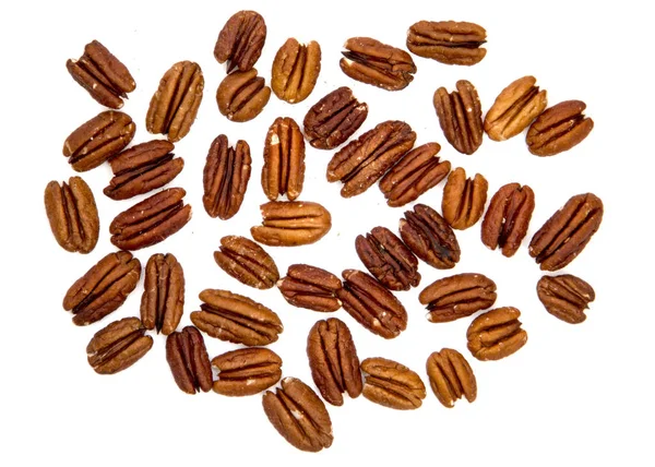 Ham doğal organik Pecans fındık dağınık izole üzerinde beyaz arka plan üst görüntülemek yaşam doğal ışık seçici odak için sağlıklı gıda