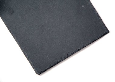 Koyu gri siyah arduvaz kurulu kopya alanı doğal ışık seçici odak ile beyaz arka plan üzerinde yemekler için