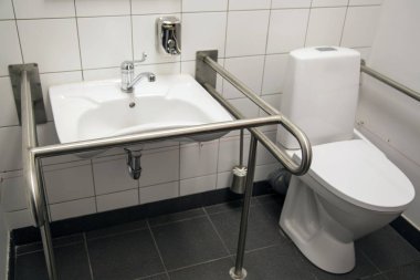 Engelli erişim banyo bir tuvalet ile kapmak barlar