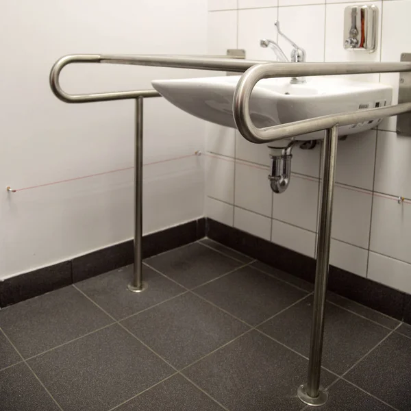 Engelli Erişim Banyo Bir Tuvalet Ile Kapmak Barlar — Stok fotoğraf