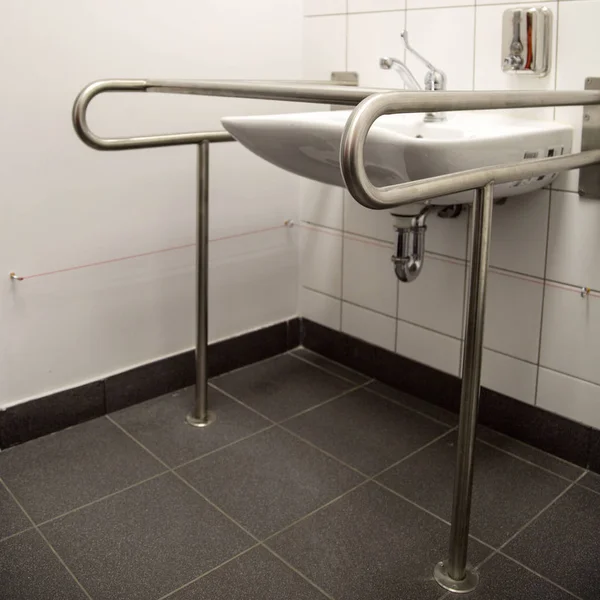 Gehandicapte Toegang Badkamer Met Grab Bars Een Toilet — Stockfoto