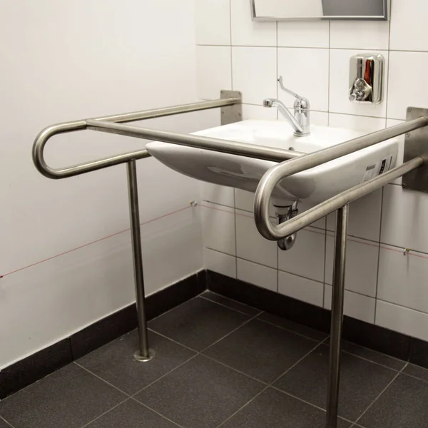 Gehandicapte Toegang Badkamer Met Grab Bars Een Toilet — Stockfoto