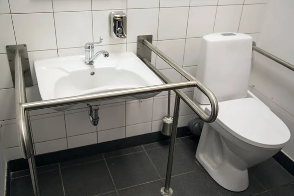 Gehandicapte Toegang Badkamer Met Grab Bars Een Toilet — Stockfoto