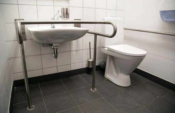 Gehandicapte Toegang Badkamer Met Grab Bars Een Toilet — Stockfoto