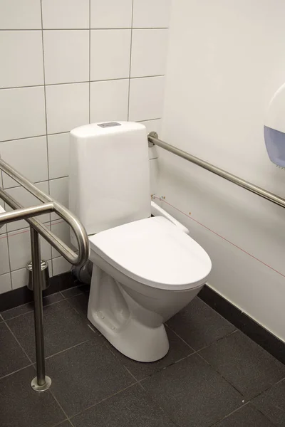 Behindertengerechtes Badezimmer Mit Haltegriffen Und Toilette — Stockfoto