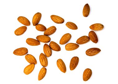 Ham doğal organik badem fındık dağınık izole üzerinde beyaz arka plan üst görüntülemek yaşam doğal ışık seçici odak için sağlıklı gıda