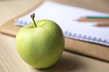 Okul elma defter kalem klavye kopya alanı için arka ahşap arka plan okul kavramı malzemeleri