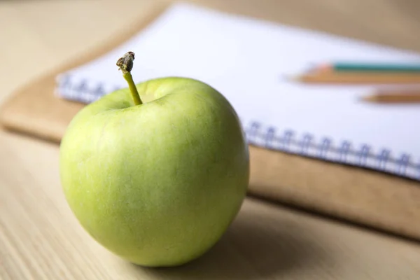 Okul elma defter kalem klavye kopya alanı için arka ahşap arka plan okul kavramı malzemeleri