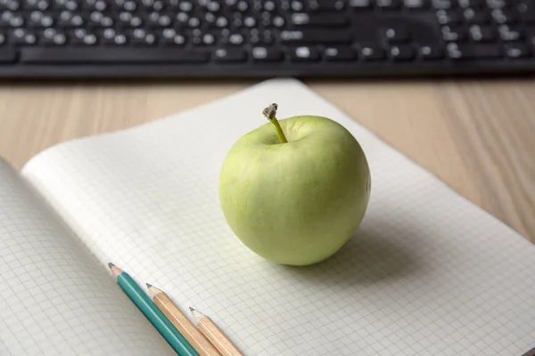 Okul elma defter kalem klavye kopya alanı için arka ahşap arka plan okul kavramı malzemeleri