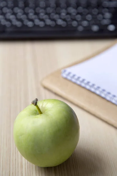 Okul elma defter kalem klavye kopya alanı için arka ahşap arka plan okul kavramı malzemeleri