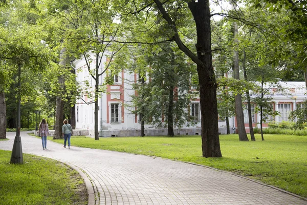 Yeşil yaz Parkı. Vorontsovsky Park Moskova Rusya.