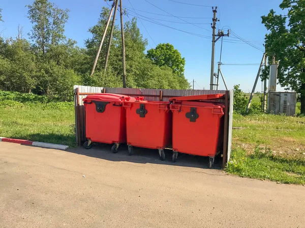 Dumpsters akan üzerinde Çöp konteyner ile dolu olmak
