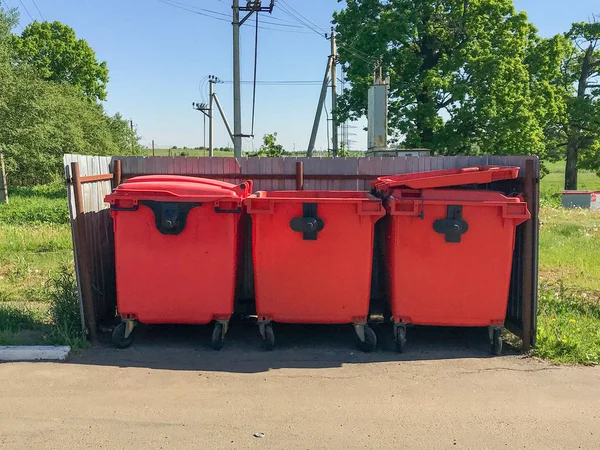 Dumpsters akan üzerinde Çöp konteyner ile dolu olmak