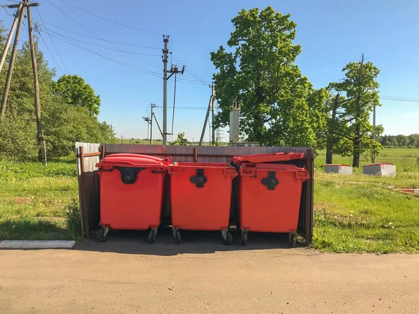 Dumpsters akan üzerinde Çöp konteyner ile dolu olmak
