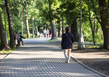Yeşil yaz Park. İnsanlar Vorontsovsky Park Moskova Rusya'da. Seyahat.