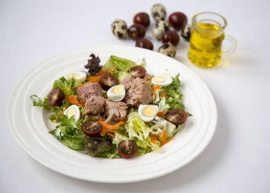 Beyaz masa arka plan doğal ışık seçici odak üzerinde yaşam için sağlıklı gıda sebze taze ve hafif Tuna et salatası marul, yumurta ve domates doğranmış