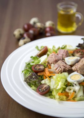 Ahşap arka plan doğal ışık seçici odak üzerinde yaşam için sağlıklı gıda sebze taze ve hafif Tuna et salatası marul, yumurta ve domates doğranmış