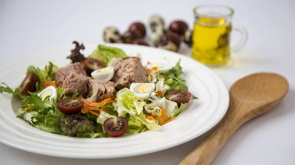 Beyaz masa arka plan doğal ışık seçici odak üzerinde yaşam için sağlıklı gıda sebze taze ve hafif Tuna et salatası marul, yumurta ve domates doğranmış