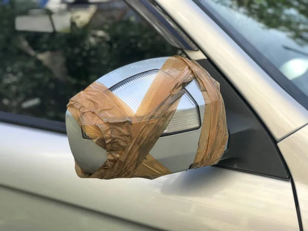 Yansıtmanın kırık yan görünümü araba tamir plastik bant tarafından yakın çekim