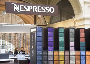Moskova, Rusya - 13 Ekim 2018: Nespresso mağaza tarihi sakız mağaza içinde Moskova, Rusya. Nespresso makineleri Espresso ve kahve kapsül veya makinelerde Pod Kahve demlemek ev veya profesyonel kullanım için. 