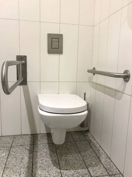 Behindertengerechtes Badezimmer Mit Haltegriffen Und Toilette — Stockfoto