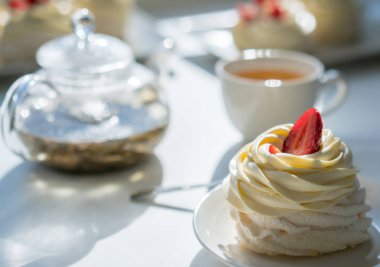 güneşli odada çay partisi masada ev yapımı kek