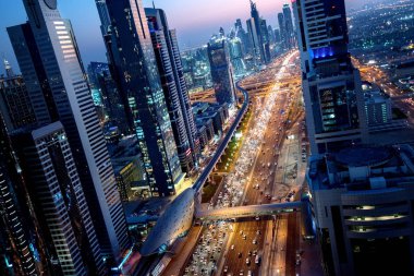 Sheikh Zayed Road zamanında günbatımı, Dubai, Birleşik Arap Emirlikleri