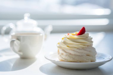 güneşli odada çay partisi masada ev yapımı kek