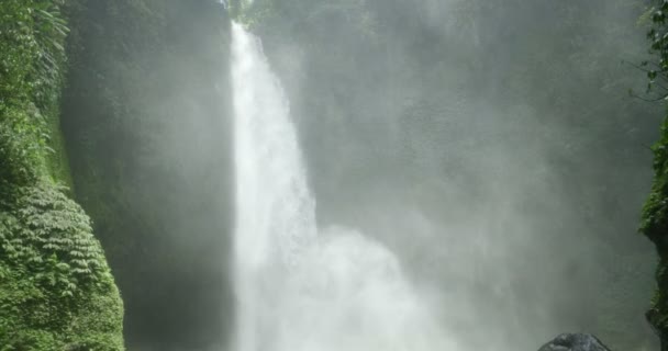 Nungnung Vattenfall Bali Indonesien — Stockvideo