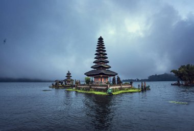 Ulun Tuna Beratan Tapınağı ve Beratan Gölü , Bali ,Indonesi