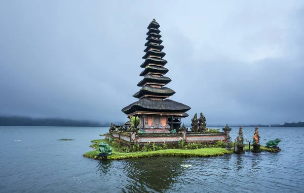 ウルン ベラタン寺院とベラタン湖 インドネシ — ストック写真